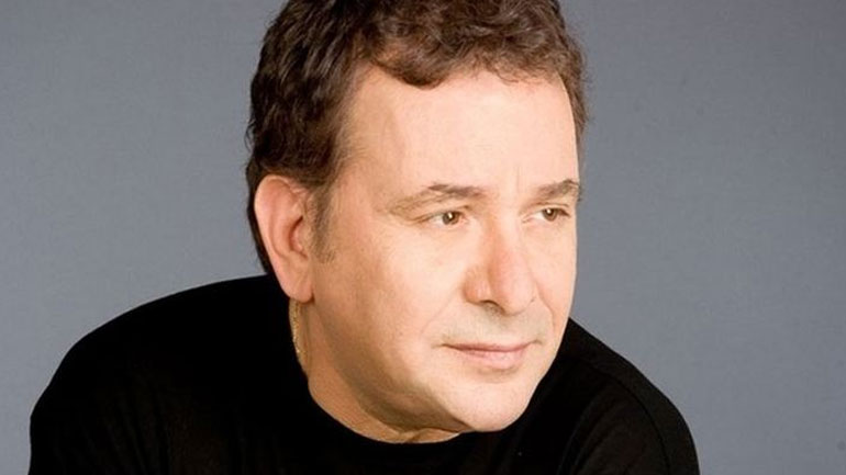 Συγκινεί ο Μανώλης Μητσιάς: «Κοιμόμουν στην Ομόνοια…»