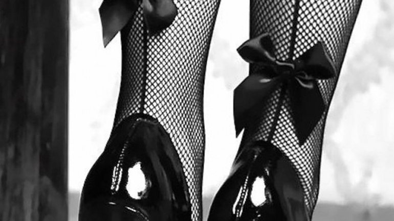 Τα διχτυωτά καλσόν κάνουν come back