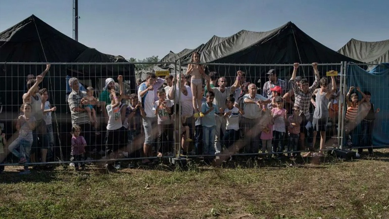 Ο δήμος Κερατσινίου παρέδωσε παιχνίδια, δώρα και γραφική ύλη στα προσφυγόπουλα του Σχιστού