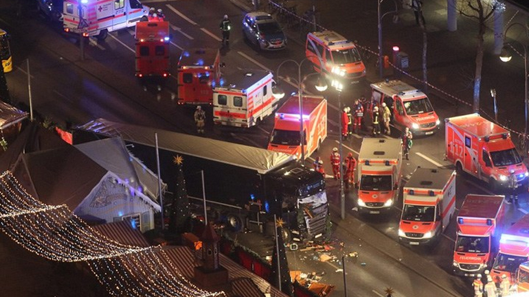 Γιούνκερ: Η επίθεση στο Βερολίνο δεν είναι λόγος να κλείσουν τα σύνορα της Ευρώπης για τους πρόσφυγες και τους μετανάστες