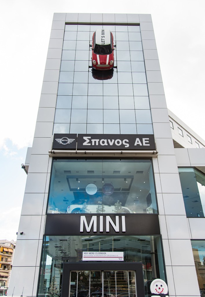 Ένα MINI στον αέρα! Είναι γνωστό πως η συγκεκριμένη αντιπροσωπεία είναι γεμάτη εκπλήξεις! 