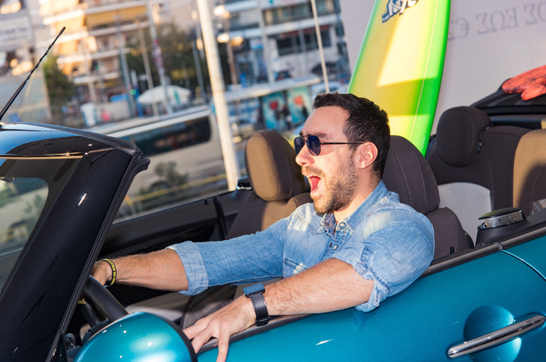 Εμπειρία MINI με άφθονο κέφι και... τρέλα!!! Στην φωτογραφία ο Σάκης Τανιμανίδης...