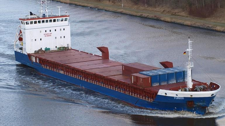 Φορτηγό πλοίο προσάραξε στην Άνδρο – Στο Κοτρώνι Μαραθώνα μεταφέρθηκε το πλήρωμα