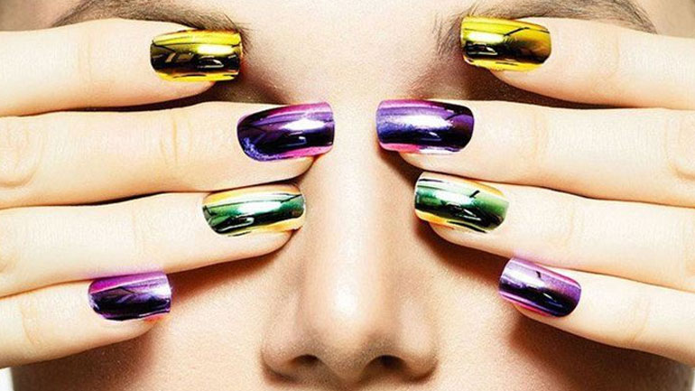 Mirror nails: Για τις πιο glamorous χριστουγεννιάτικες εμφανίσεις