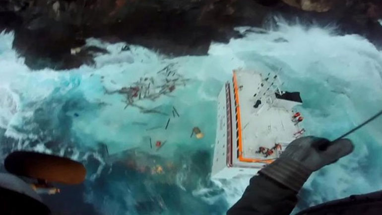 Άνδρος: Οι καιρικές συνθήκες δεν επιτρέπουν στα ρυμουλκά να προσεγγίσουν το φορτηγό πλοίο