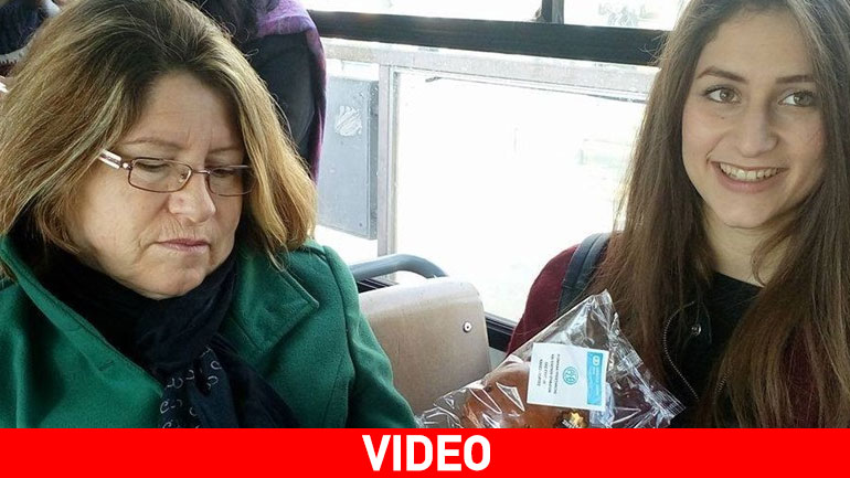 Ελεγκτές του ΟΑΣΘ μοιράζουν τσουρεκάκια στους επιβάτες…