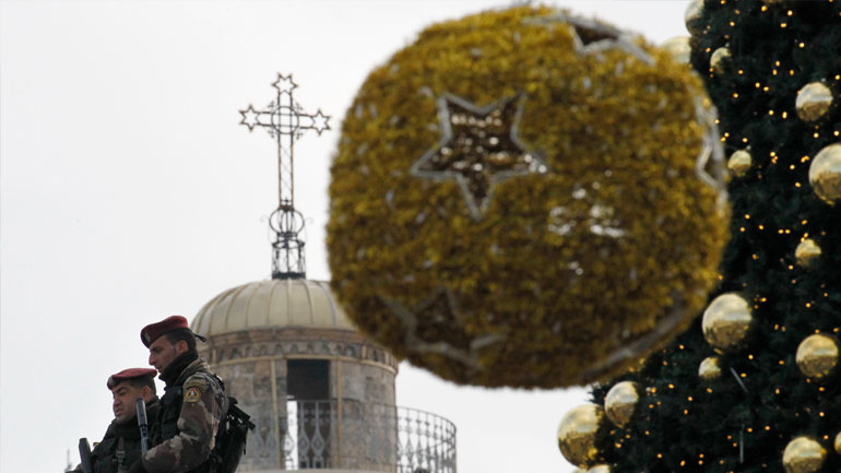 Πιστοί απ’ όλον τον κόσμο συρρέουν στη Βηθλεέμ