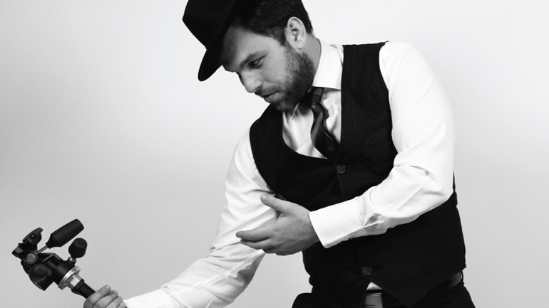 Ένα one man show με τον Σωτήρη Μεντζέλο στο Θέατρο Άλφα.Ιδέα