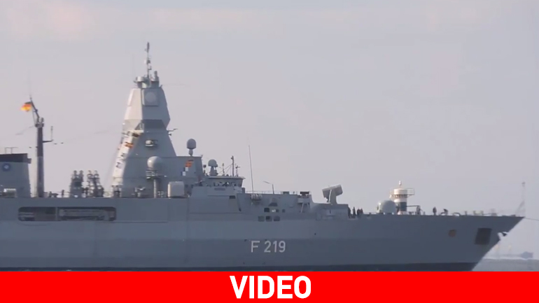 Καρέ-καρέ η αναχώρηση της φρεγάτας Sachsen F219 από τον Πειραιά