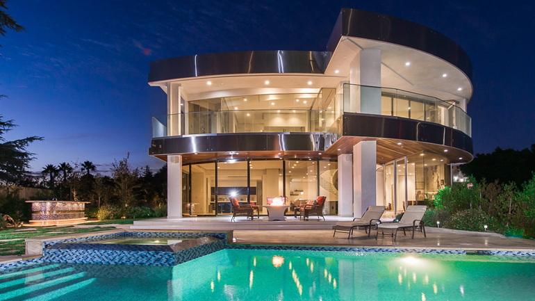 Στο σφυρί βίλες εφοπλιστών και επιχειρηματιών Στο σφυρί βίλες εφοπλιστών και επιχειρηματιών