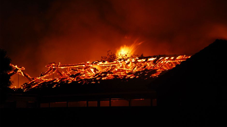 «Λαμπάδιασε» στέγη ξενοδοχείου στην Καρδίτσα