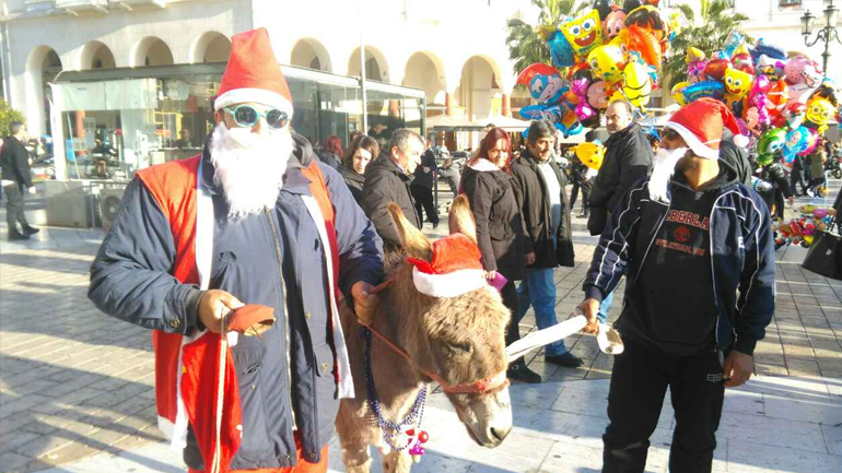 Το γαϊδουράκι «Άι Βασίλης» που κάνει βόλτες στο κέντρο της Θεσσαλονίκης