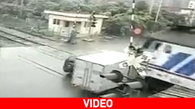 Κίνα: Αμαξοστοιχία παρασύρει φορτηγό και αυτοκίνητο on camera…