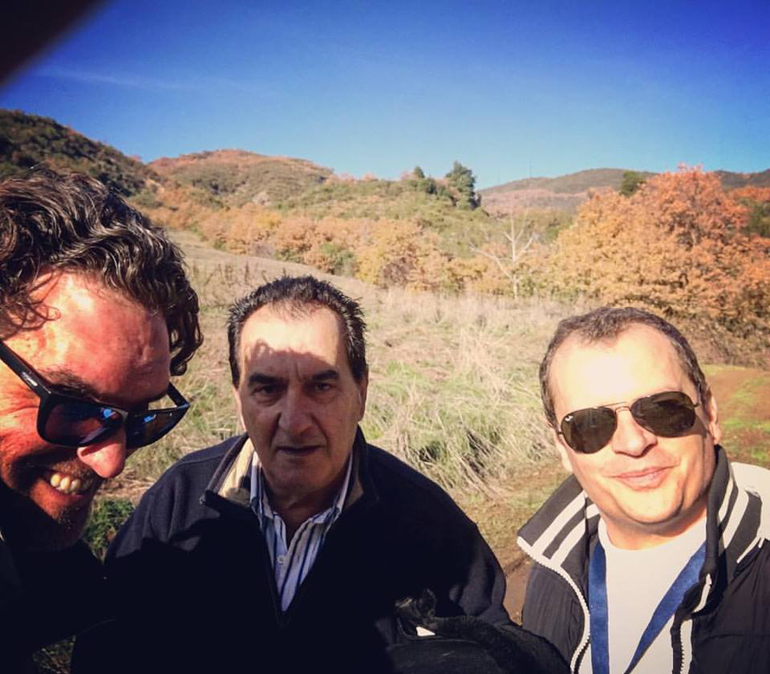 Τρεις... χαμένοι δημοσιογράφοι που όπως φάνηκε το διασκέδασαν. Από αριστερά, Κώστας Χαριάτης, Άρης Γαλανόπουλος και Γιάννης Τσιρογιάννης...