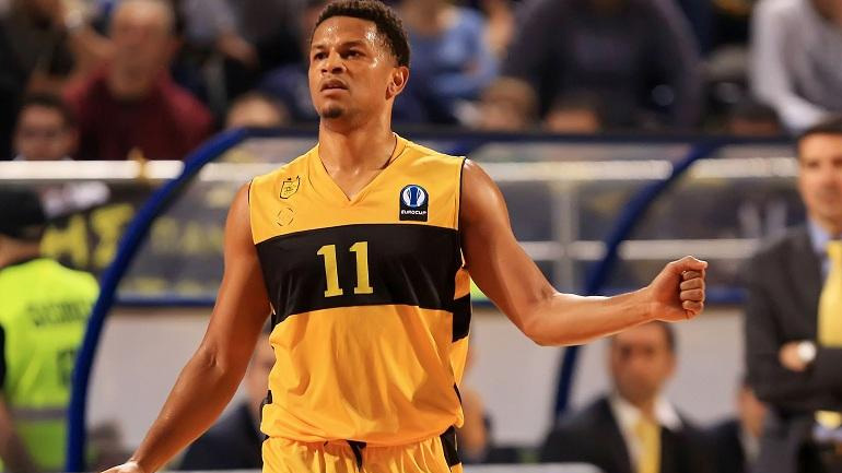 Προβάρει τα ερυθρόλευκα ο Ουότερς