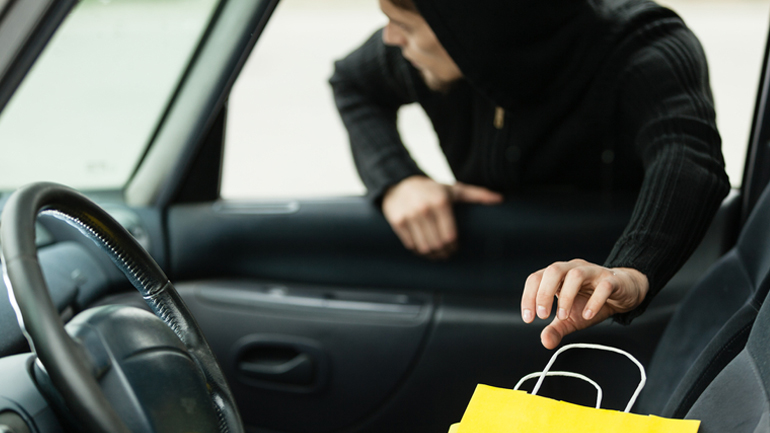 Θεσσαλονίκη: Έκλεψαν τσάντα μέσα από Ι.Χ. με τη μέθοδο της απασχόλησης