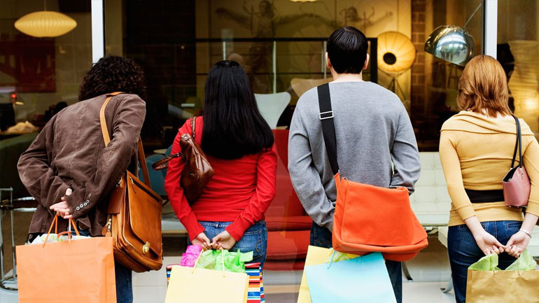 Συνεχίζουν τα εμπορικά καταστήματα το εορταστικό ωράριο λειτουργίας