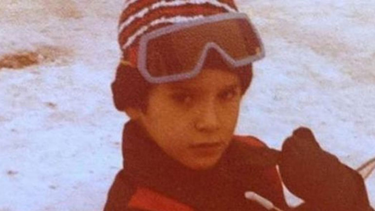 Αναγνωρίζετε τον γοητευτικό Έλληνα της φωτογραφίας;