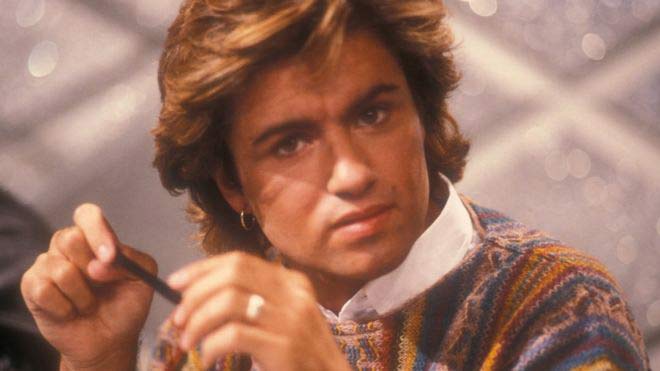 Ο Τραγουδιστής George Michael έφυγε από τη ζωή σε ηλικία 53 ετών. Απέκτησε τεράστια φήμη με το συγκρότημα Wham το 1980. Έγινε ένα από τα πιο επιτυχημένα και αγαπημένα ποπ σταρ είδωλα της εποχής του.