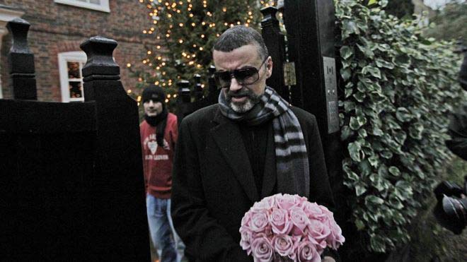 Ο George Michael λίγο έλειψε να πεθάνει από πνευμονία ενώ βρισκόταν σε περιοδεία το 2011. Μεταφέρθηκε σε νοσοκομείο της Βιέννης και έξω από το σπίτι του στο Λονδίνο έκανε μια δήλωση με δάκρυα στα μάτια που κατάφερε να βγει νικητής από αυτή τη μάχη. Οι γιατροί του είχαν κάνει τραχειοτομή για να κρατήσουν τους αεραγωγούς του ανοιχτούς. 'Σχεδόν με σκότωσε. Σε ένα υποσυνείδητο επίπεδο ήταν πολύ τρομακτικό και πιθανότατα δεν θα αισθανθώ ποτέ ξανά ασφαλής στη ζωή μου. Αλλά θυμάμαι να νιώθω απίστευτες ενοχές για την οικογένεια και τους φίλους μου επειδή κυριολεκτικά πέρασαν εβδομάδες μη γνωρίζοντας αν θα τα καταφέρω. Τώρα αν αυτό είχε συμβεί σε μένα, αν έπρεπε να παρακολουθήσω μια από τις αδερφές μου να το περνά αυτό θα με είχε καταρρακώσει. Για το μεγαλύτερο διάστημα δεν είχα συνειδητοποιήσει τον κίνδυνο μέχρι που βρέθηκα από την άλλη πλευρά'.