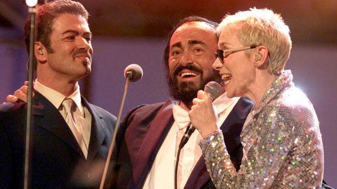 Το 2000, ο George Michael, η Annie Lennox και άλλοι καλλιτέχνες σε μια φιλανθρωπική συναυλία που οργάνωσε ο Λουτσιάνο Παβαρότι στην Ιταλία.