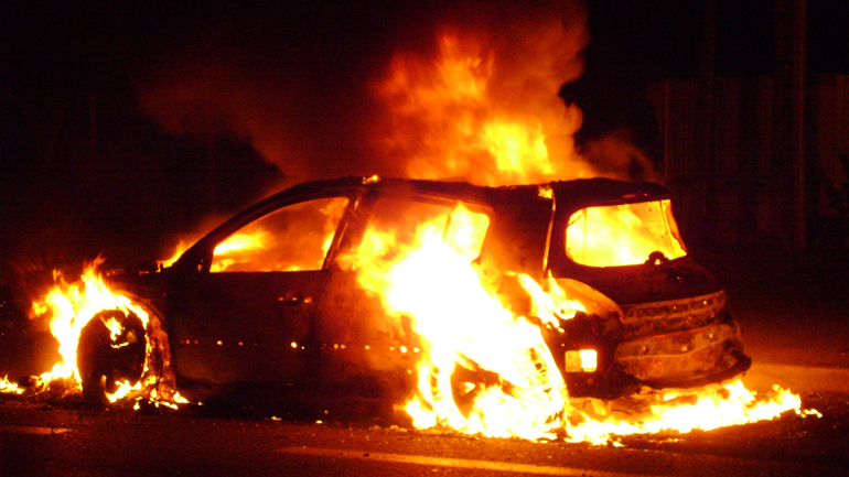 Πυρκαγιά σε πάρκινγκ αυτοκινήτων στη Θεσσαλονίκη