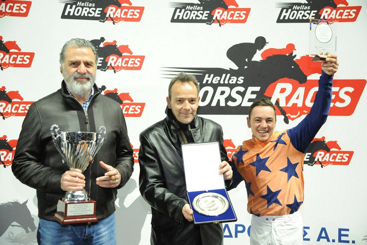 Γιάννης Μυτιληναίος (ιδιοκτήτης νικητή ίππου ΤΖΟΥΝΙΠΕΡ), Θανάσης Σωτηρόπουλος, Βαγγέλης Κρητικός (αναβάτης νικητή ίππου ΤΖΟΥΝΙΠΕΡ).