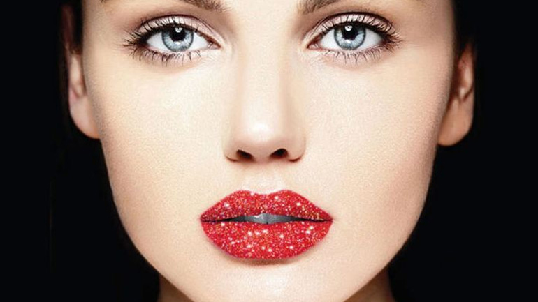 Glitter lips: Η beauty editor του govastileto.gr σας δείχνει πώς να υιοθετήσετε τη νέα hot τάση στα χείλη