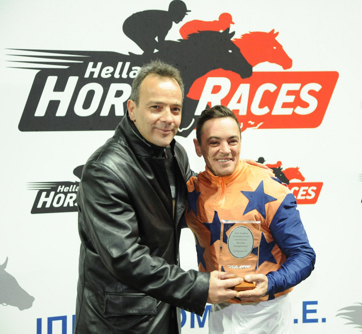 Ο Θανάσης Σωτηρόπουλος με τον Βαγγέλη Κρητικό, αναβάτη του νικητή ίππου ΤΖΟΥΝΙΠΕΡ.