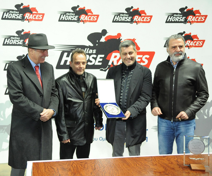 Σπύρος Φωκάς, Θανάσης Σωτηρόπουλος, Οδυσσέας Χριστοφόρου και Γιάννης Μυτιληναίος/ Απονομή αναμνηστικής πλακέτας στον Θανάση Σωτηρόπουλο.