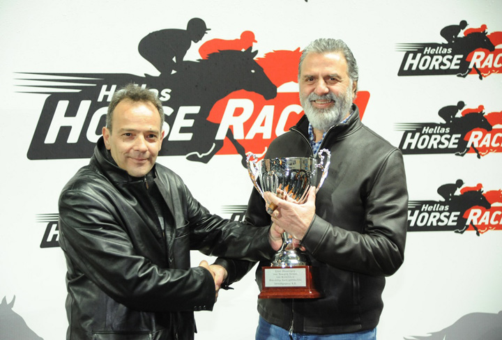 Ο Θανάσης Σωτηρόπουλος απονέμει το Κύπελλο Θανάση Σωτηρόπουλου στον ιδιοκτήτη του νικητή ίππου ΤΖΟΥΝΙΠΕΡ, Γιάννη Μυτιληναίο.
