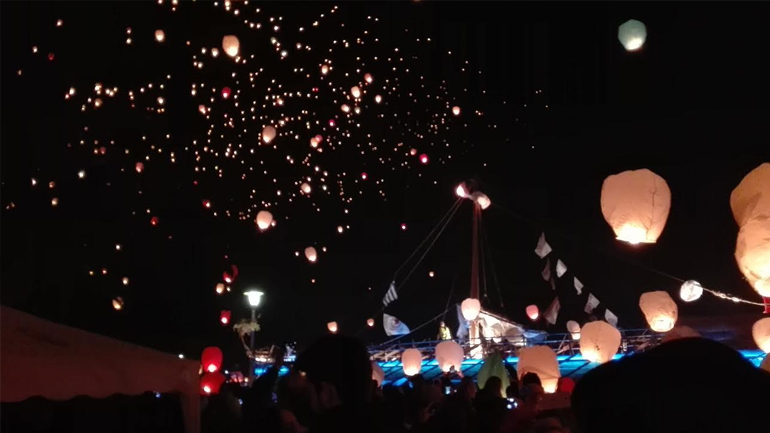 Χιλιάδες φαναράκια «πέταξαν» στον ουρανό του Βόλου