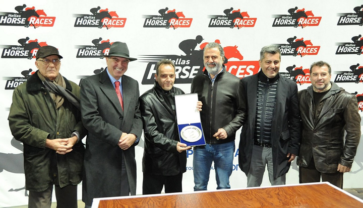 Μάκης Σκρεπετός, Σπύρος Φωκάς, Θανάσης Σωτηρόπουλος, Γιάννης Μυτιληναίος, Οδυσσέας Χριστοφόρου και Αλέκος Γιατράς/ Απονομή αναμνηστικής πλακέτας στον Θανάση Σωτηρόπουλο.  