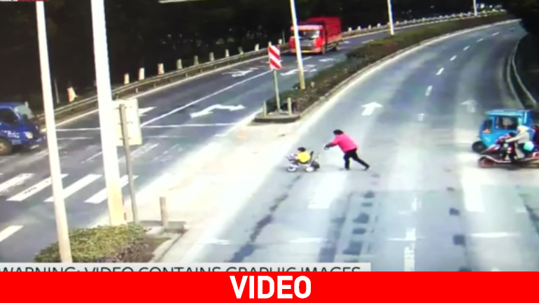 Φορτηγό παρέσυρε καροτσάκι με βρέφος