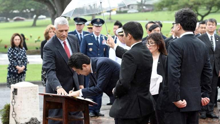 Ιστορική επίσκεψη του Ιάπωνα πρωθυπουργού στο Περλ Χάρμπορ