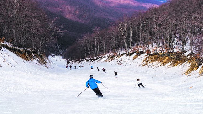 Ποια χιονοδρομικά κέντρα στη Βόρεια Ελλάδα θα λειτουργήσουν την περίοδο των εορτών
