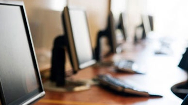 Δωρεά ηλεκτρονικών υπολογιστών σε σχολείο από τον δήμο Πειραιά