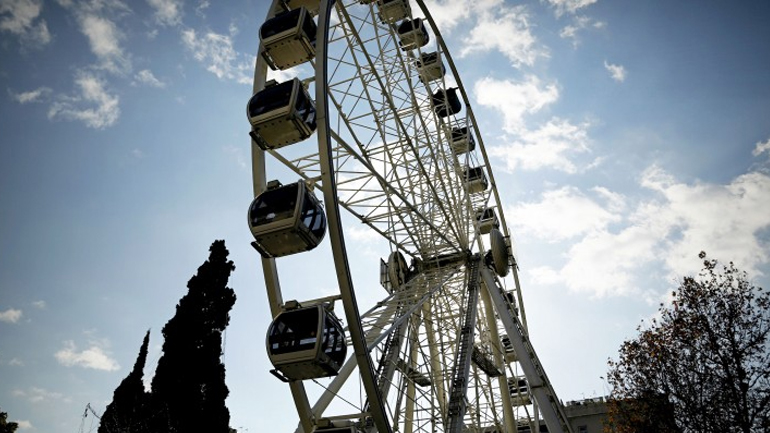 Τι απαντά η εταιρεία που εγκατέστησε τη ρόδα στο Σύνταγμα