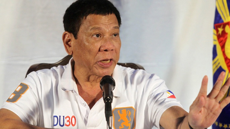 «Έχω πετάξει άνθρωπο από ελικόπτερο και δεν θα διστάσω να το ξανακάνω», δήλωσε ο πρόεδρος των Φιλιππίνων