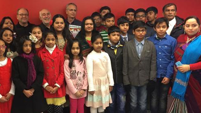 Μαθητές και μαθήτριες από το Μπαγκλαντές είπαν τα κάλαντα στον ΣΥΡΙΖΑ