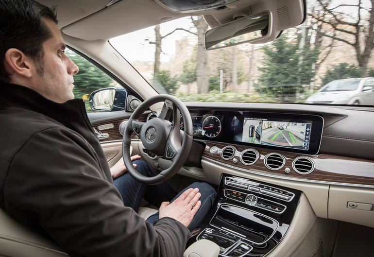 Στον προαιρετικό εξοπλισμό υπάρχει και το σύστημα ημιαυτόνομης οδήγησης...