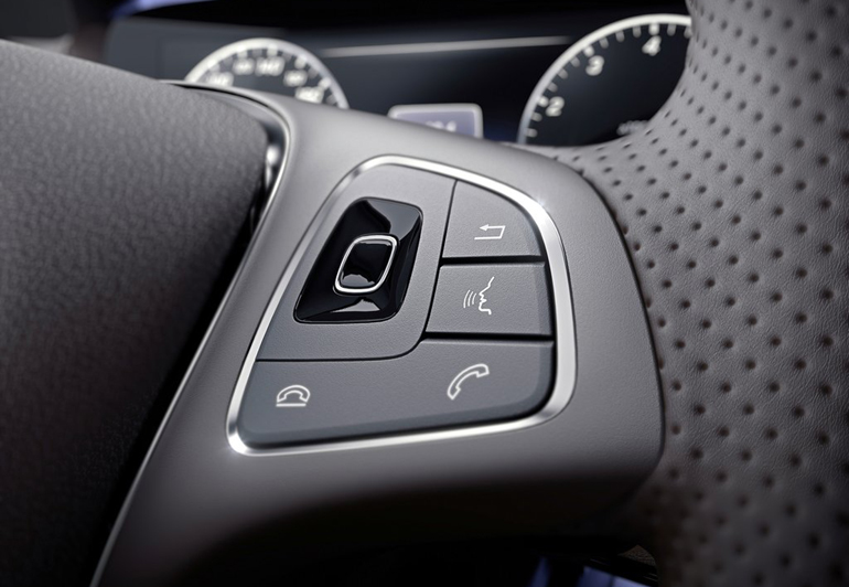 Το συγκεκριμένο μαύρο πλαίσιο βρίσκεται στο τιμόνι είναι αφής. Απλά κουνώντας το δάχτυλο κάνεις εργασίες χωρίς να χρειάζεται να πατάς κουμπιά...