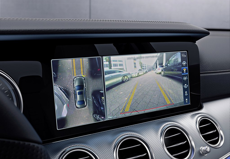 Στην κεντρική κονσόλα υπάρχει και αυτή η μεγάλη οθόνη 12.3 ιντσών...