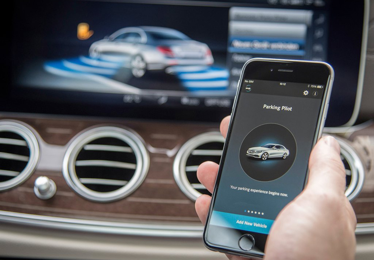 Φυσικά το κινητό γίνεται... ένα με το αυτοκίνητο