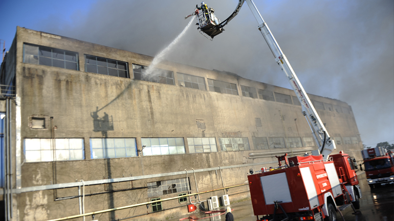 Πυρκαγιά σε εργοστάσιο στην παλαιά Ε.Ο. Θήβας-Αθηνών