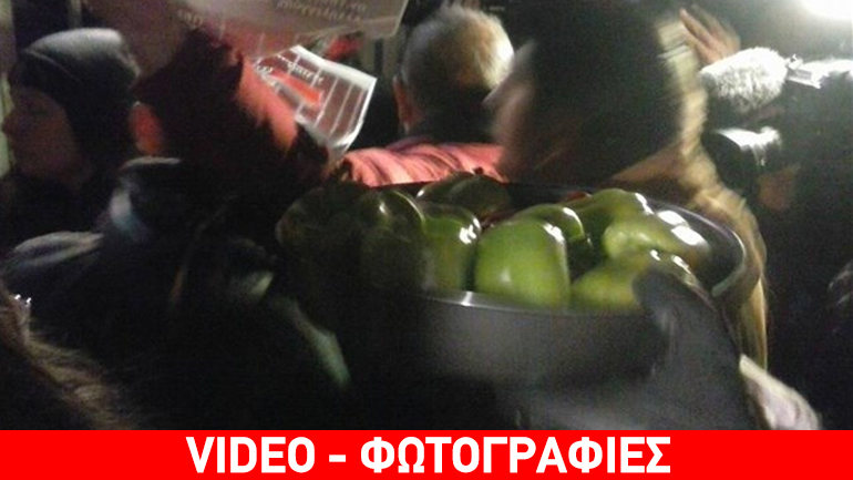 Με γεμιστά περίμεναν τη Θεανώ Φωτίου σε εκδήλωση στη Θεσσαλονίκη