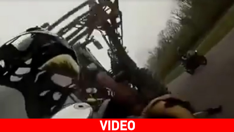 Πέρασε κάτω από το τρακτέρ με τη μοτοσικλέτα!