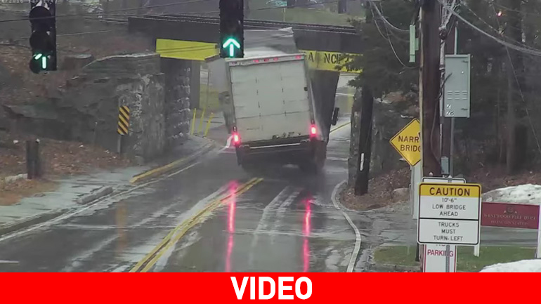 Αυτή η γέφυρα έχει διαλύσει δεκάδες φορτηγά!