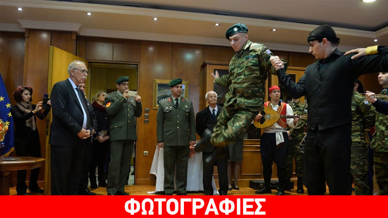 Τα πρωτοχρονιάτικα κάλαντα στο Υπουργείο Εθνικής Άμυνας