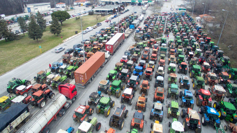 Tρέχουν για να προλάβουν τα τρακτέρ